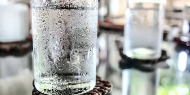 Água gelada ou natural: Saiba o que é melhor para o seu corpo