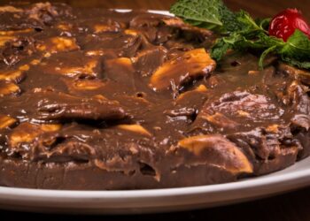 brigadeiro de palha italiana na travessa