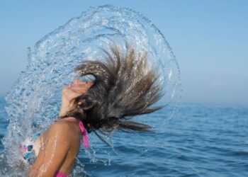 Proteja seus cabelos do sol, cloro e água do mar: Veja 8 dicas maravilhosas
