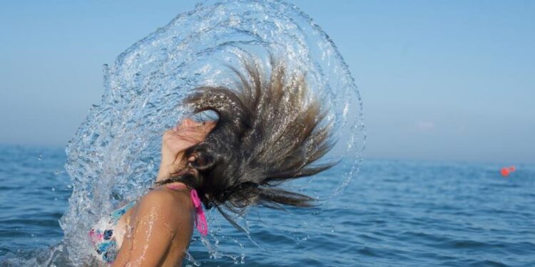 Proteja seus cabelos do sol, cloro e água do mar: Veja 8 dicas maravilhosas