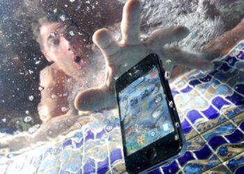 PASSO A PASSO: Veja o que fazer se o su celular cair na água