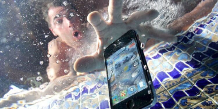 PASSO A PASSO: Veja o que fazer se o su celular cair na água