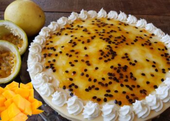 cheesecake de manga com calda de maracujá