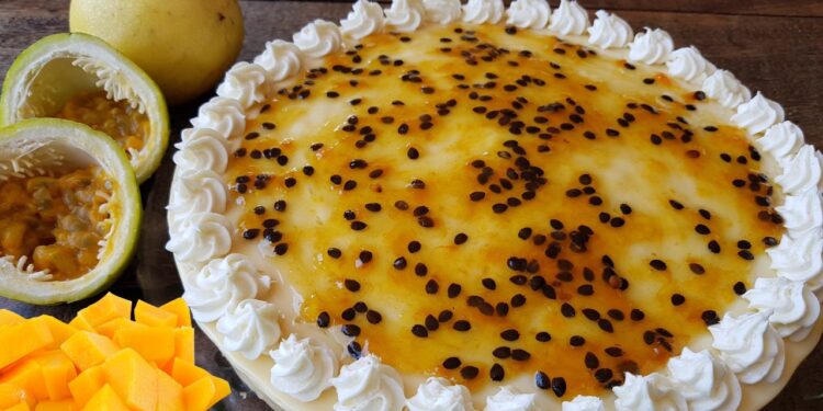 cheesecake de manga com calda de maracujá