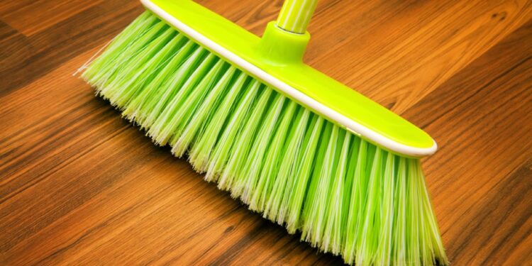 TRUQUE DA VOVÓ: Saiba por qual motivo as pessoas colocam sal na vassoura