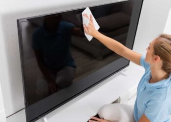 saiba como limpar tv corretamente