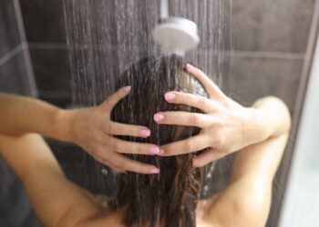ALERTA DE PERIGO: 6 Coisas que você jamais deve fazer no chuveiro