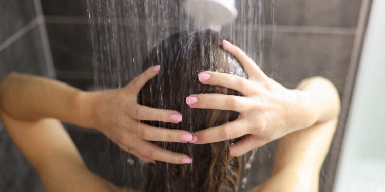 ALERTA DE PERIGO: 6 Coisas que você jamais deve fazer no chuveiro