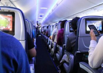Os Locais Mais Sujos no Avião: Descubra onde estão e como se proteger