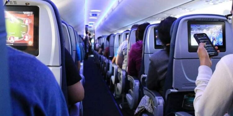 Os Locais Mais Sujos no Avião: Descubra onde estão e como se proteger