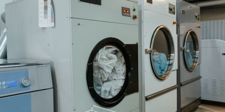 Pode lavar tapete na máquina? Como lavar?