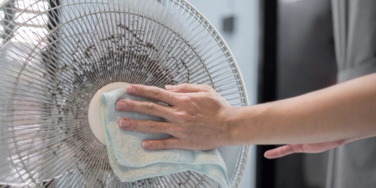 VAI TE SALVAR! Aprenda a limpar o ventilador com aspirador de pó
