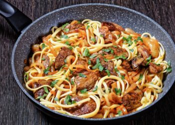 macarrão com cebola caramelizada