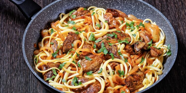 macarrão com cebola caramelizada