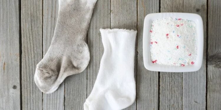 Tenha meias brancas para sempre com este TRUQUE CASEIRO INFALÍVEL