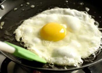 SEGREDO DO CHEF: Aprenda técnica para fritar ovos com perfeição