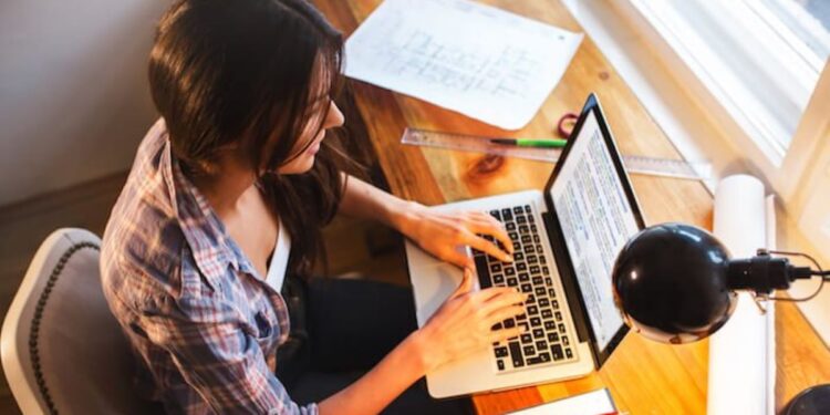 Quer trabalhar pela INTERNET? Confira 7 formas de ganhar dinheiro online