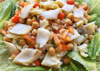 salada de grão-de-bico com bacalhau