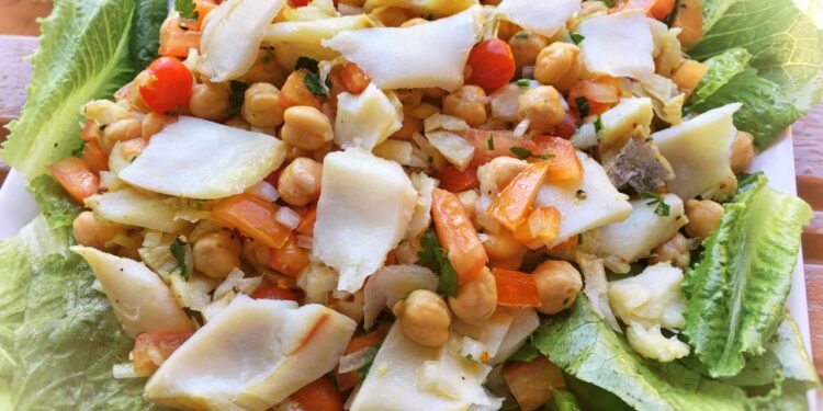 salada de grão-de-bico com bacalhau