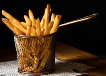 Truque do vinagre branco para obter batatas fritas crocantes!
