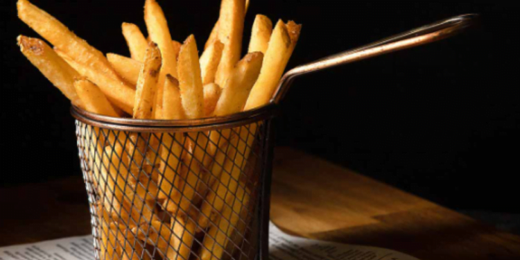 Truque do vinagre branco para obter batatas fritas crocantes!