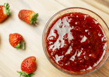 Receita Rápida: Prepare Geléia de Morango em Minutos no Micro-ondas com 3 Ingredientes