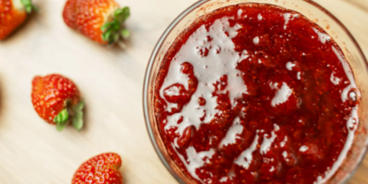 Receita Rápida: Prepare Geléia de Morango em Minutos no Micro-ondas com 3 Ingredientes