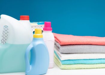 5 formas de usar água sanitária na faxina