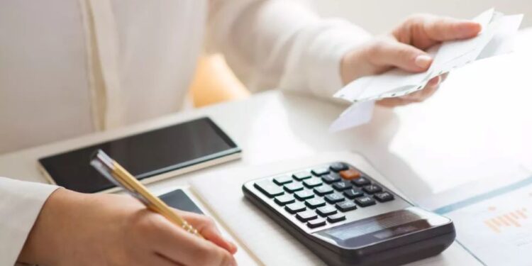 Organize suas contas: 5 DICAS para você melhorar sua relação com o dinheiro