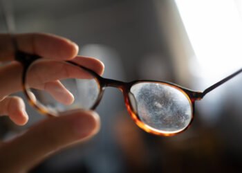 DESCOBERTO o ingrediente caseiro que ajuda a remover riscos dos óculos