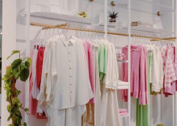 Como desamassar a roupa rapidamente?