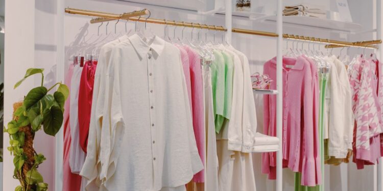 Como desamassar a roupa rapidamente?