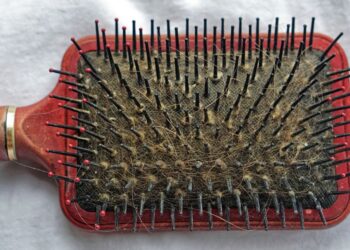 Como limpar escova de cabelo?