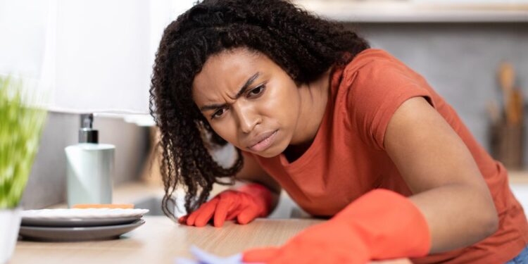 Como limpar mesa de madeira?