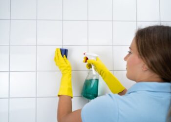 Como limpar rejunte escuro? Veja o passo a passo