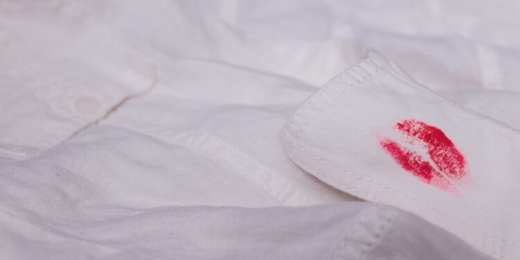 Como remover manchas de batom de tecidos?