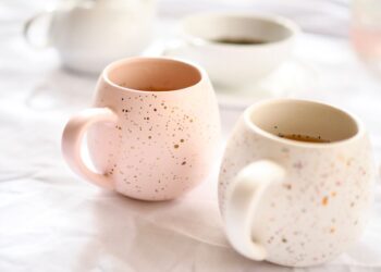 Como remover manchas de café de canecas de porcelana?