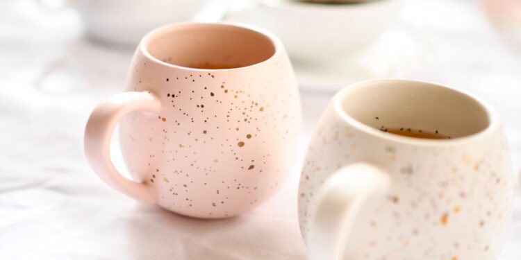 Como remover manchas de café de canecas de porcelana?