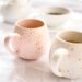 Como remover manchas de café de canecas de porcelana?