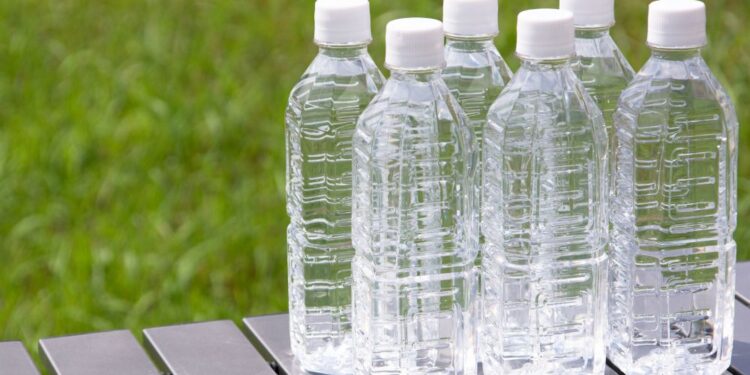 Como tirar cheiro de garrafa de plástico?