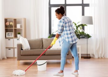 Como tirar mancha de cera do piso?