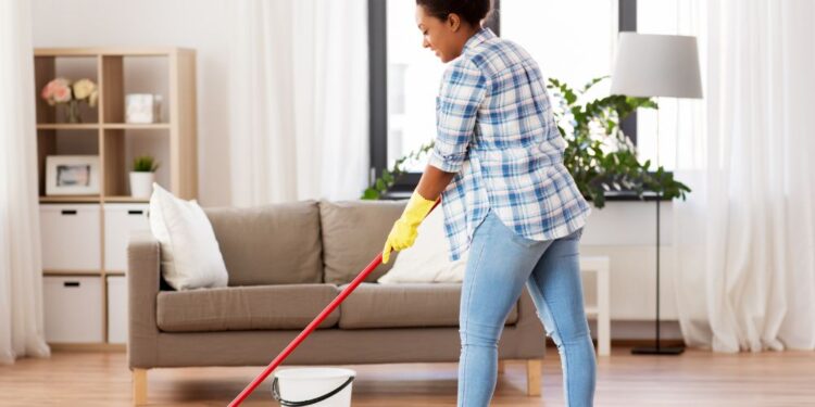 Como tirar mancha de cera do piso?