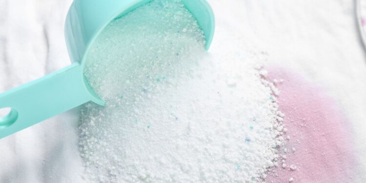 Como tirar mancha de transferência de cor? Veja dicas!