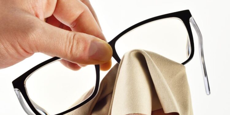 Dicas de limpeza para manter seus óculos impecáveis