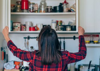 Evite estes erros ao organizar o armário da cozinha