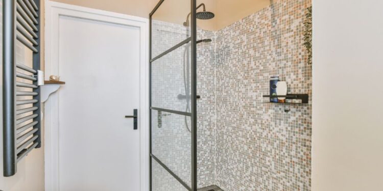 O que causa mancha no box de vidro e como evitar?