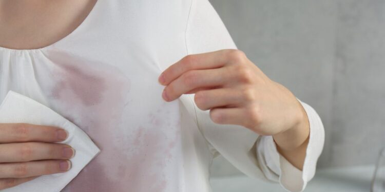 Truque certeiro para remover mancha de vinho