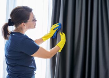 Você comete estes erros ao limpar as cortinas?