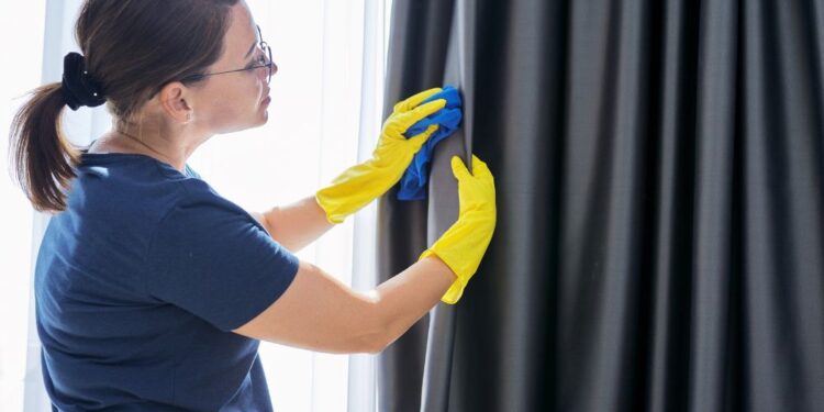 Você comete estes erros ao limpar as cortinas?