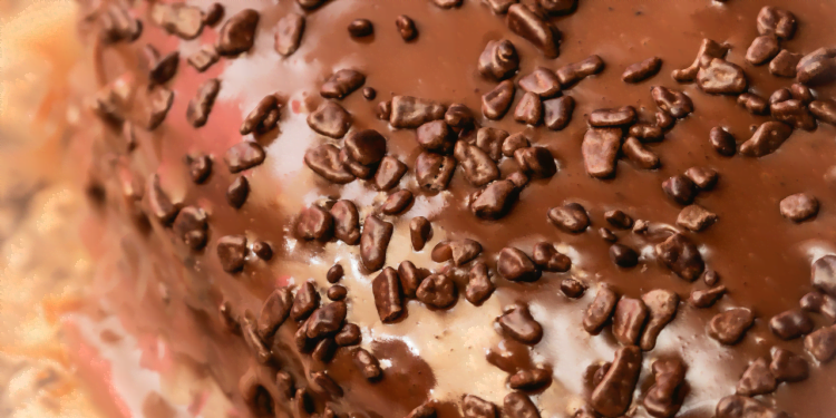 bolo 4 chocolates com crosta crocante